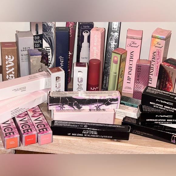 Mystery Makeup Bundle - Picture 2 of 5